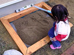 Diy 砂場 砂場を庭に作る方法や蓋付きのおすすめキットはどれ？簡単DIYも紹介！